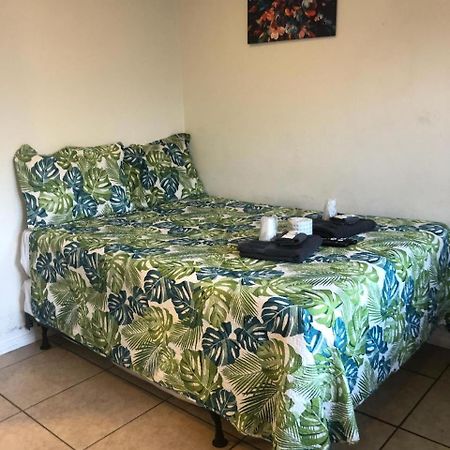 Crown Inn & Suites Spring Valley  外观 照片
