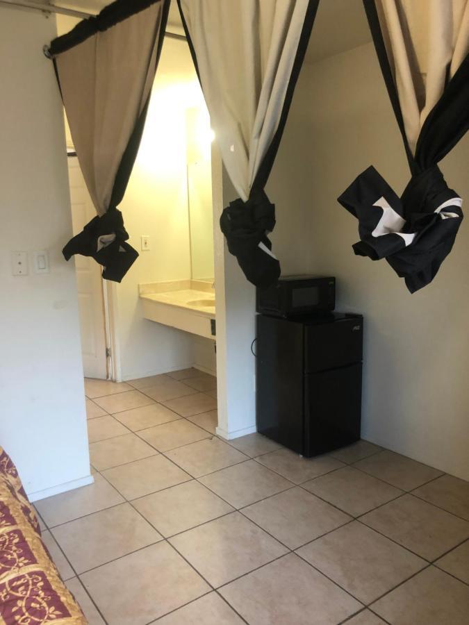 Crown Inn & Suites Spring Valley  外观 照片