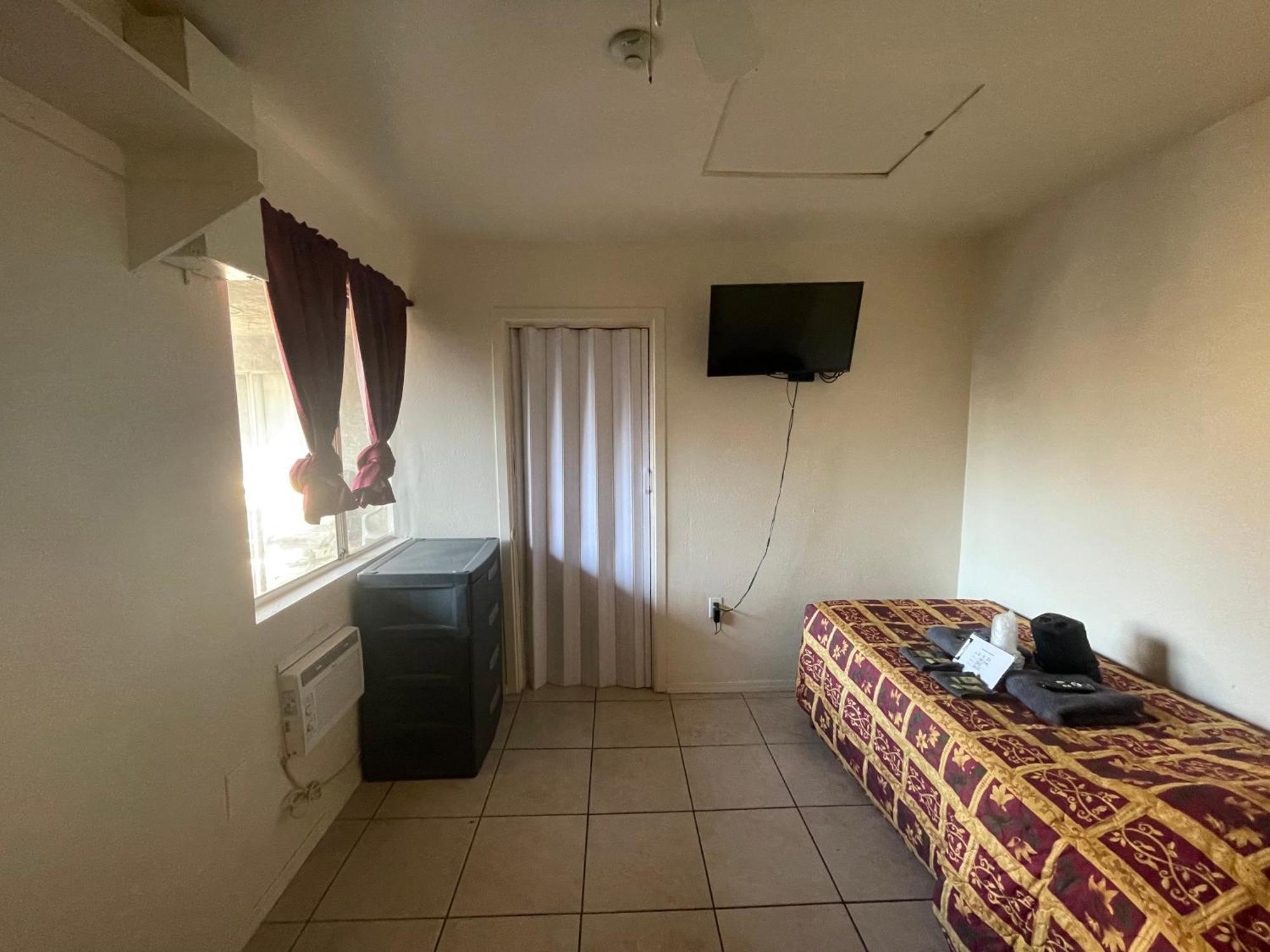 Crown Inn & Suites Spring Valley  外观 照片