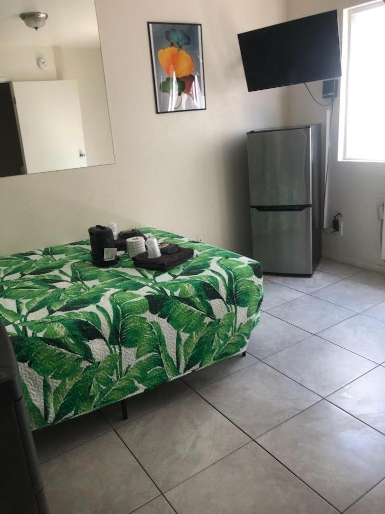 Crown Inn & Suites Spring Valley  外观 照片